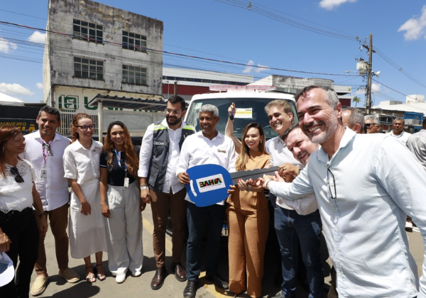 Governo entrega colégio de tempo integral, 57 viaturas e autoriza ampliação do HRSAJ em município baiano