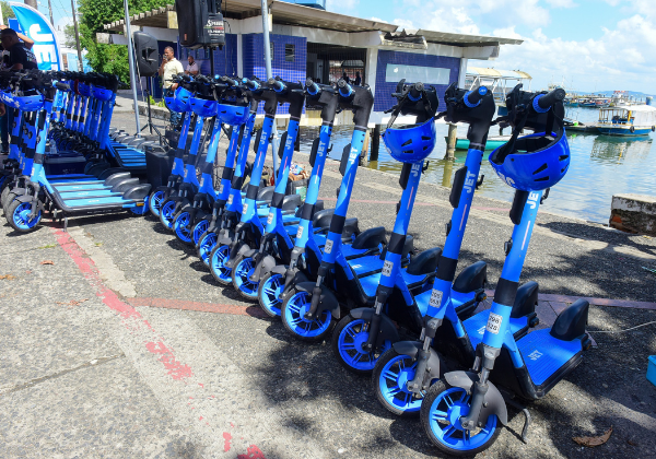 Patinetes elétricos chegam à Cidade Baixa, e Salvador anuncia novas ações para uso seguro do modal
