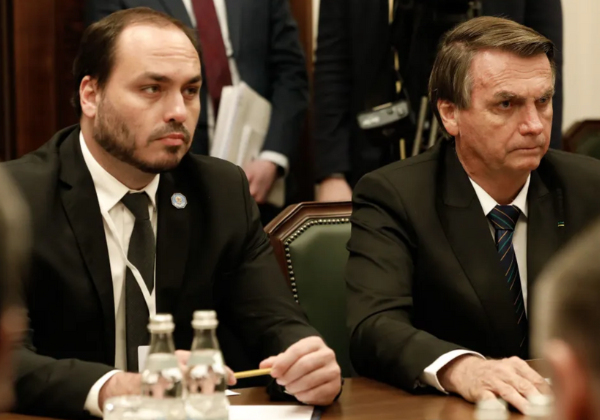 Carlos Bolsonaro reage contra ações judiciais do STF e diz que pai é alvo de ‘estupros constitucionais’