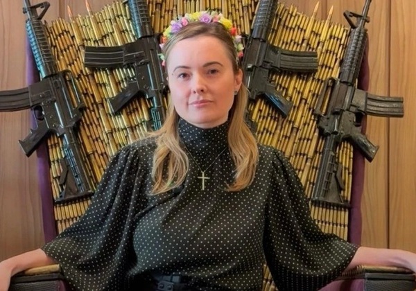 Deputada bolsonarista rebate Oruam após sofrer crítica por foto cercada de armas