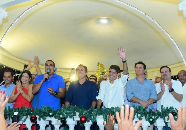 ACM Neto reúne prefeitos, deputados e lideranças no 'Natal Luz'