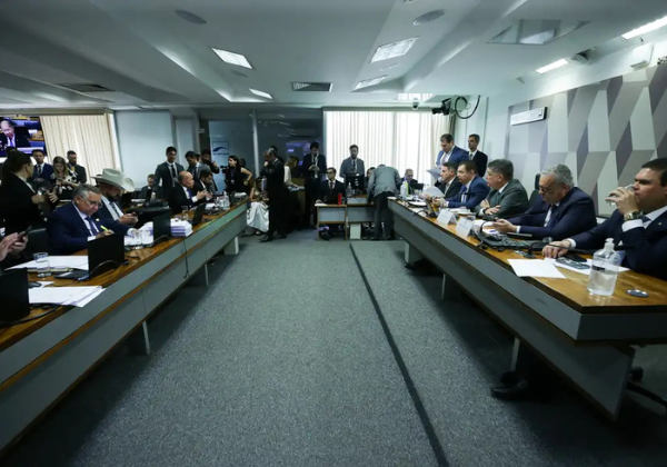 CPMI do INSS cancela sessão após investigados apresentarem atestado e HC