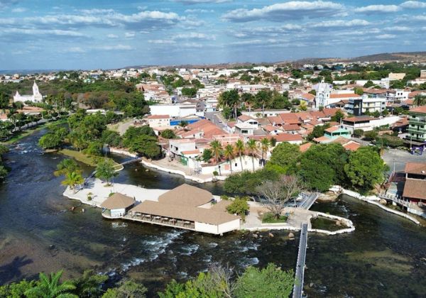 Banhada por cinco rios de águas cristalinas, Correntina aposta no turismo para o Verão 2025/2026