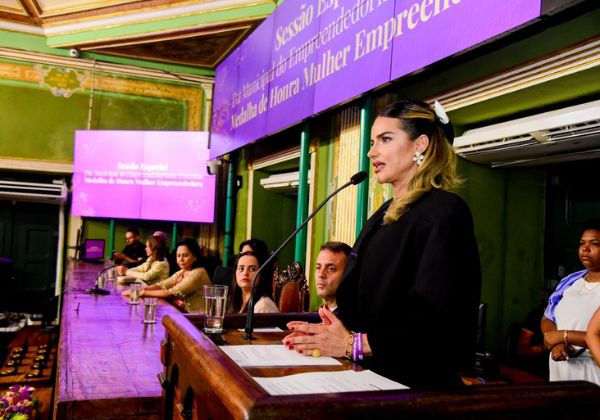 Roberta Caires concede Medalha de Honra a 17 empreendedoras na Câmara de Salvador