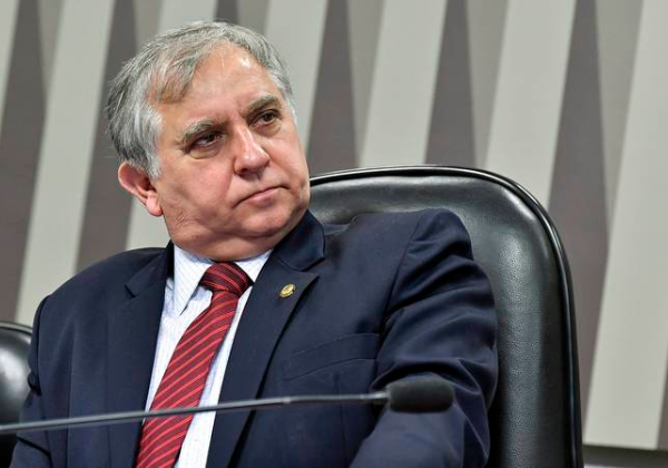 Ao comparar com Lula, senador defende cela especial para Bolsonaro