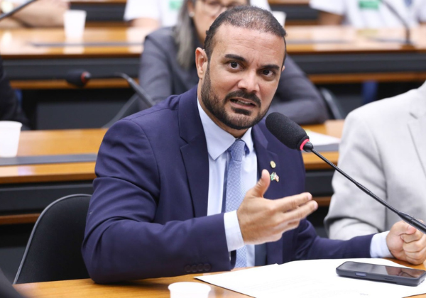 Deputado critica bancada do PT após retirada de pauta de projeto sobre porte de armas para vigilantes
