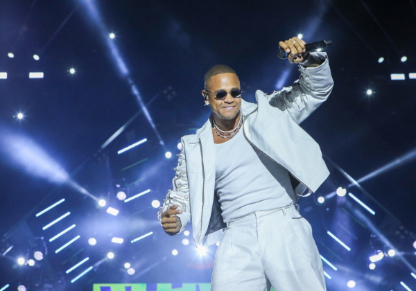 Léo Santana celebra 20 anos de carreira com show gratuito no Dia da Consciência Negra