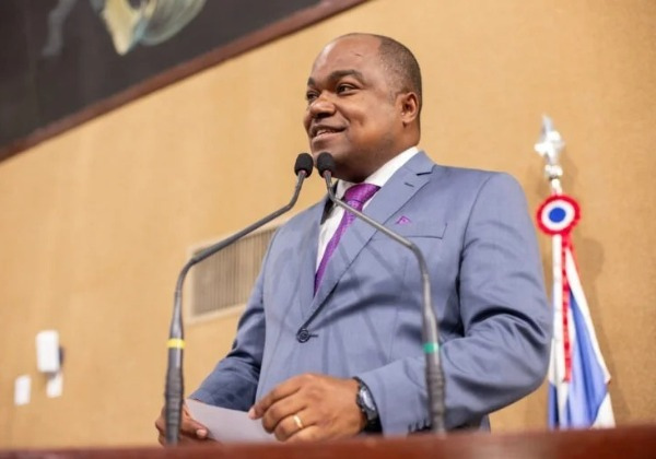 Deputado rebate críticas sobre uso da Bíblia como material paradidático: 'Tudo que não presta tem o apoio do PSOL'