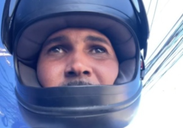 Motociclista é multado por abrir viseira do capacete para passar em blitz no bairro de Stella Maris