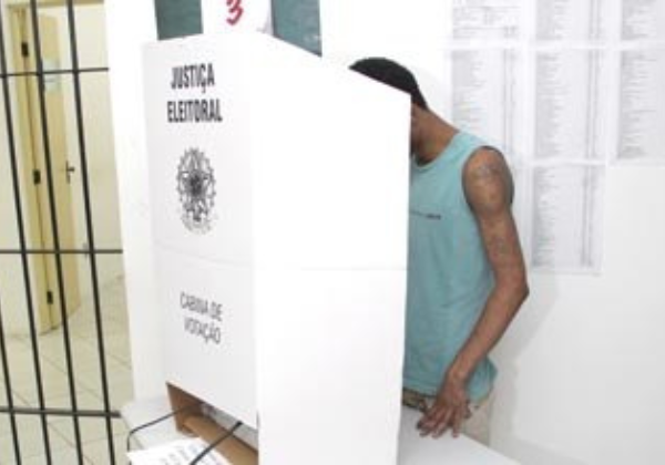 Câmara aprova projeto que proíbe presos provisórios de votar e oposição reage