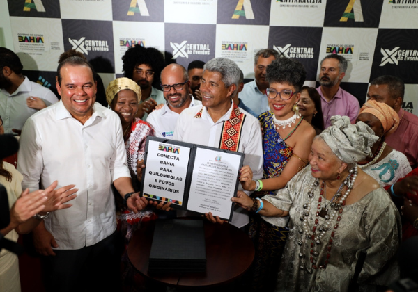 Jerônimo anuncia ações de igualdade racial durante homenagem ao centenário de Mãe Stella de Oxóssi