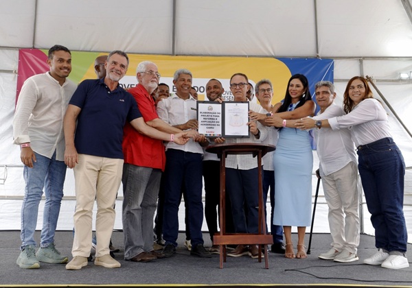 Governo da Bahia autoriza pavimentação da BA-884 e entrega de equipamentos