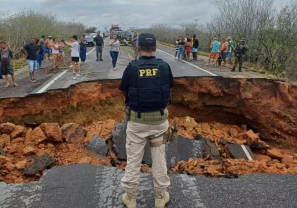 Rompimento de pista na BR-116 mobiliza equipes após fortes chuvas na Bahia