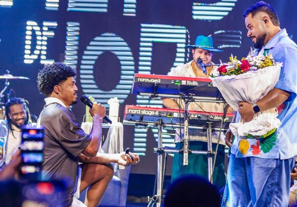 Cantor da banda Filhos de Jorge é pedido em casamento durante show em Salvador
