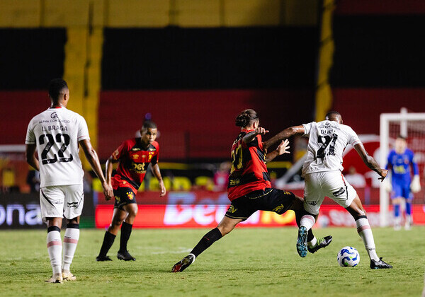 Vitória vence Sport em Recife e dorme fora da zona de rebaixamento