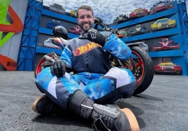 Piloto morre após tentar manobra radical em apresentação no Beto Carrero