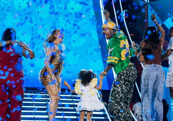 Léo Santana e Lore Improta revelam sexo do segundo bebê durante show em Salvador 