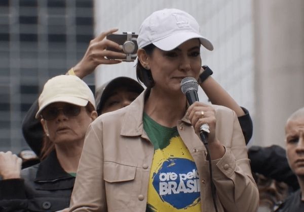 Michelle chora, diz que Bolsonaro vomita à noite e pode broncoaspirar na prisão