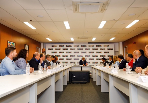 Jerônimo assina ordem de serviço para restauração da BA-052 durante reunião com prefeito Murilo Paiva