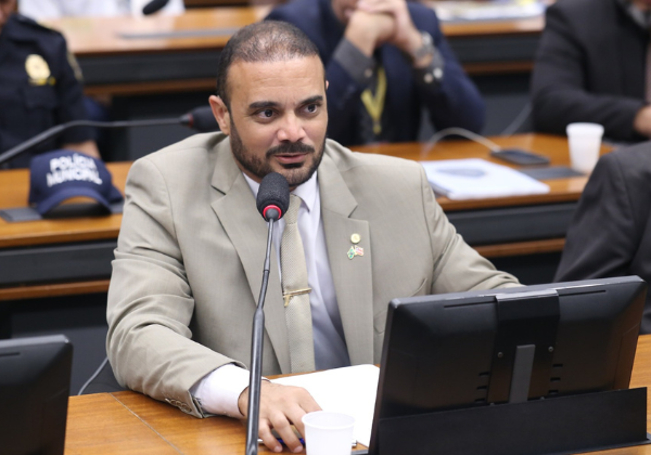 Deputado critica projeto de Jerônimo e alerta para ‘proposta extremamente perigosa’ sobre disciplina militar