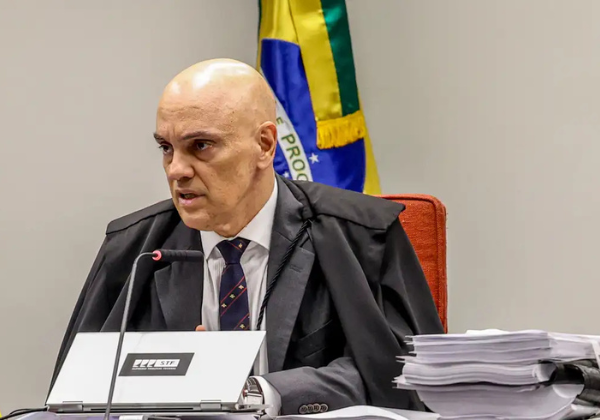 Moraes determina que TSE seja comunicado sobre inelegibilidade de Bolsonaro