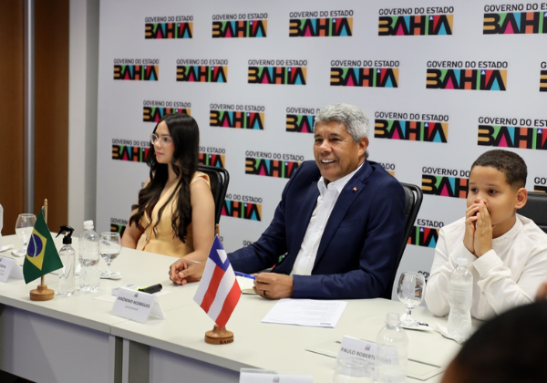 Jerônimo Rodrigues discute ações para Conceição do Almeida e entrega equipamentos para a saúde local