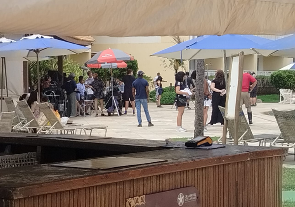 Netflix grava cenas de Sintonia na praia de Stella Maris e surpreende banhistas; veja fotos