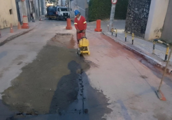 Trânsito é liberado na Av. Cardeal da Silva após obra para fechar buraco
