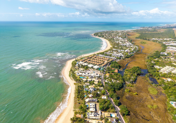 Selo Bandeira Azul impulsiona valorização imobiliária na Praia da Espera, em Itacimirim