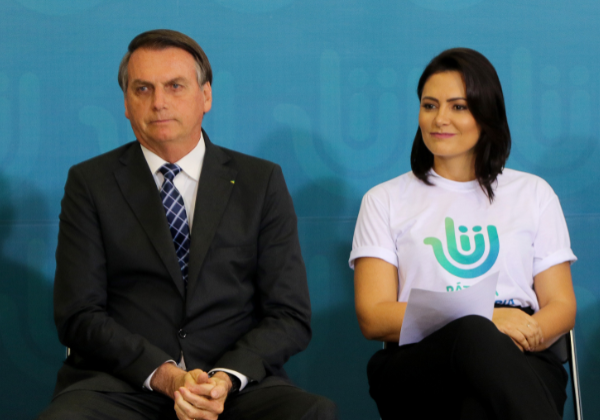 Michelle leva para Bolsonaro livro sobre transição da infância para vida adulta