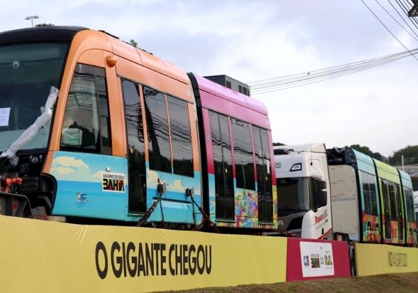 Primeiros trens do VLT chegam à capital baiana; operações assistidas começarão em 2026