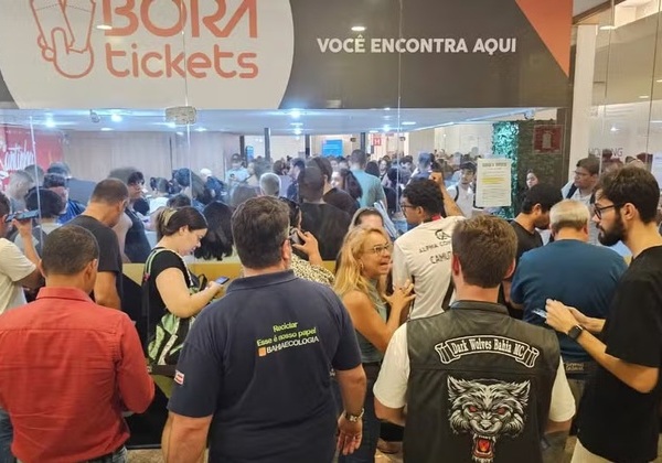 Multidão vaia e provoca tumulto em venda de ingressos de Guns N’ Roses no Shopping da Bahia
