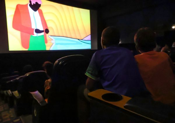Crianças e adolescentes acolhidos visitam cinema pela primeira vez em passeio promovido pela Prefeitura