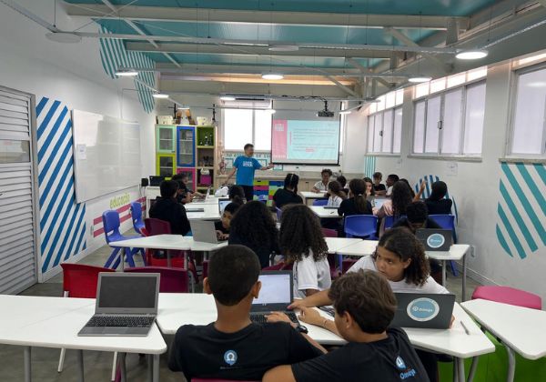 Transição escolar pode gerar ansiedade, insegurança, perda de vínculos e sobrecarga cognitiva nos estudantes, afirma especialista