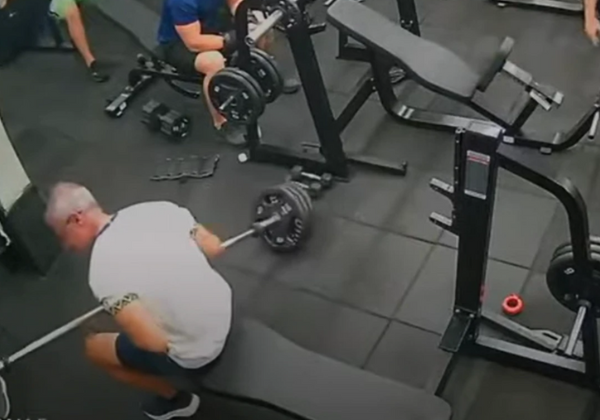 Homem morre após atingir tórax com barra de supino durante exercício em academia