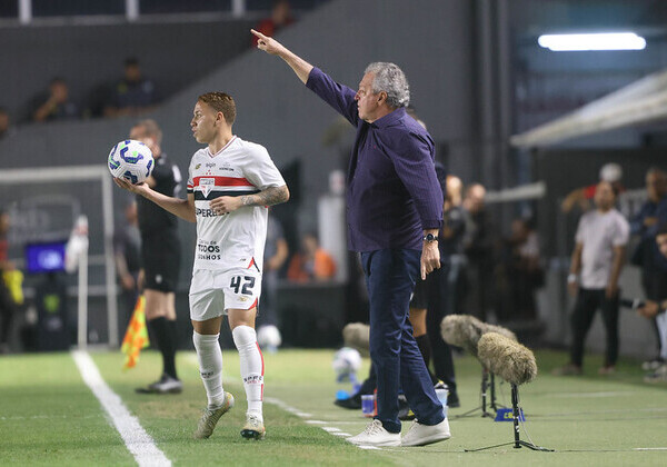 ‘Quem perde um filho, não é homofóbico’, diz Abel Braga sobre polêmica com camisa rosa do Inter