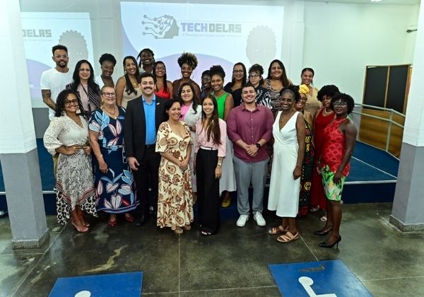 Projeto forma mulheres em vulnerabilidade e amplia acesso à tecnologia na capital