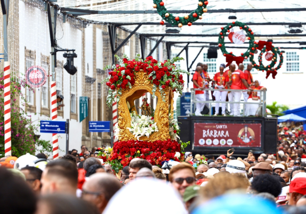 Festa de Santa Bárbara reúne milhares no Centro Histórico e abre calendário popular da capital