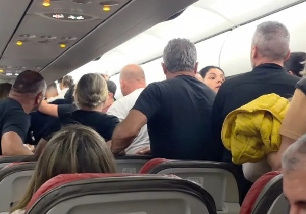 Passageiros entram em pânico ao serem obrigados a deixar avião sem mala durante incêndio