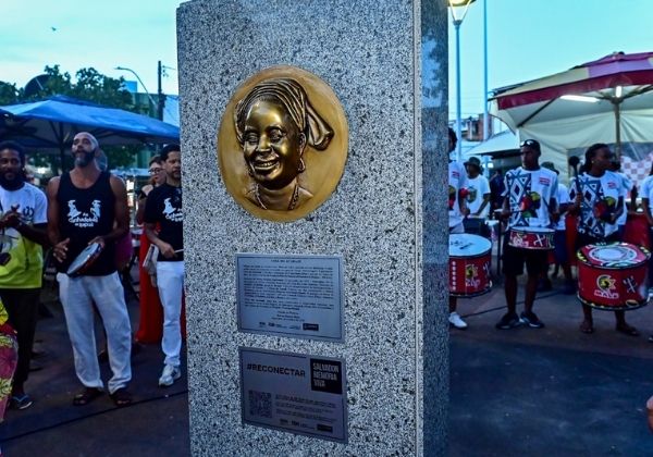 Itapuã ganha efígie em homenagem à Cira do Acarajé, uma das quituteiras mais famosas da Bahia