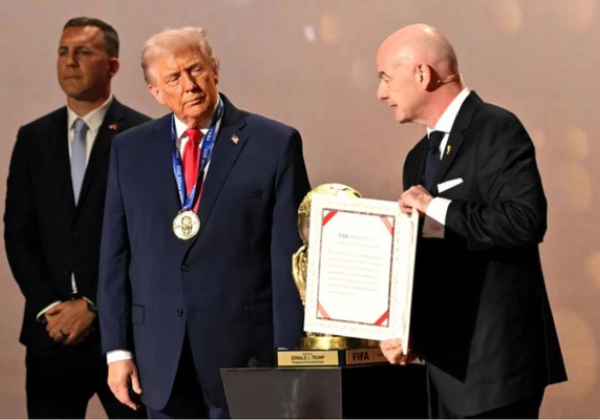 Trump é homenageado com ‘Prêmio da Paz’ durante sorteio do grupos da Copa do Mundo 2026