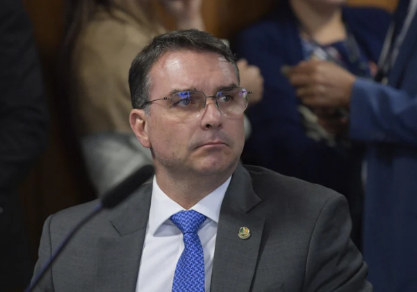 Ibovespa cai após anúncio sobre pré-candidatura de Flávio Bolsonaro à Presidência em 2026