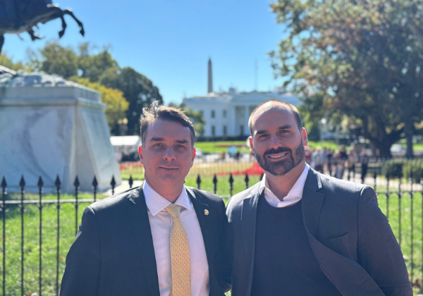 ‘Ele será o rosto da esperança’, diz Eduardo ao celebrar pré-candidatura de Flávio à Presidência em 2026