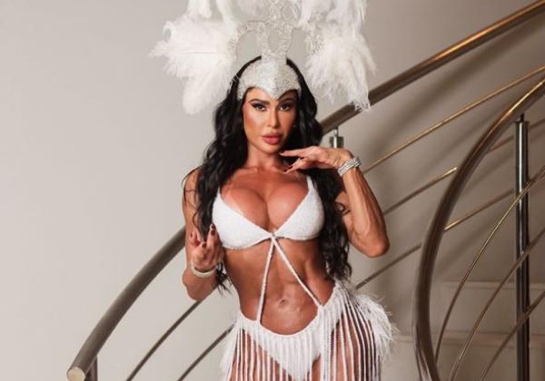 Mesmo lesionada, Gracyanne Barbosa participa de mini desfile da União da Ilha 