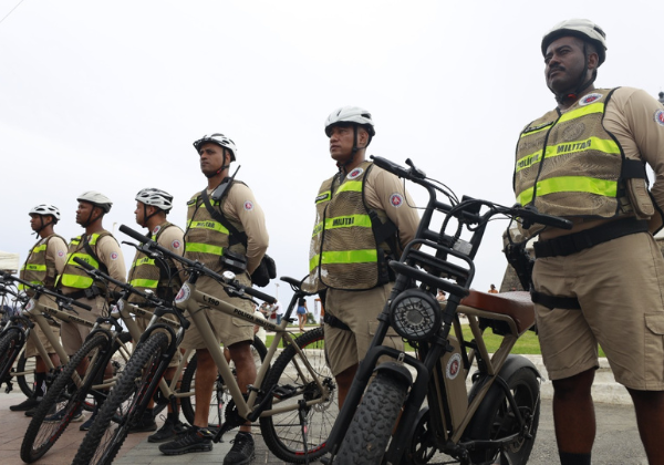 Policiamento ciclístico reforça segurança na orla da Bahia durante Operação Verão 2025/2026