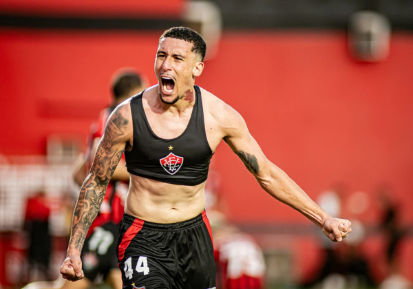 Com gol de Baralhas, Vitória vence São Paulo e confirma permanência na Série A