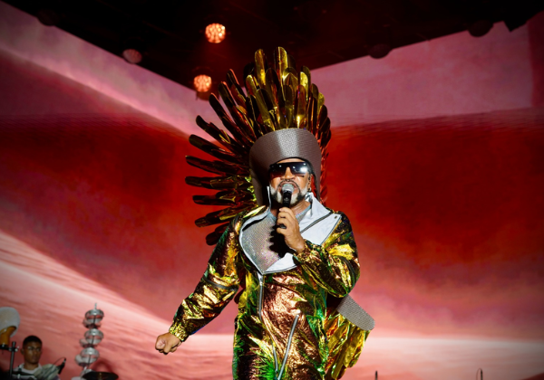 Carlinhos Brown se apresenta em Salvador com figurino exclusivo criado pela Ellus