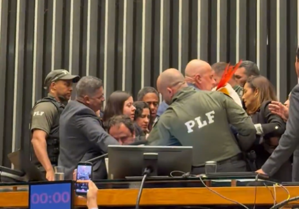 Vídeo: deputado Glauber Braga é retirado da Câmara à força após ocupar Mesa Diretora