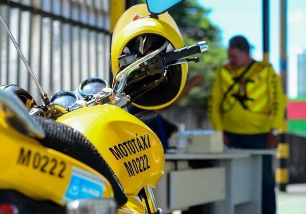 Novas regras para mototáxi exigem veículo de até 10 anos, curso, antecedentes e vistoria anual
