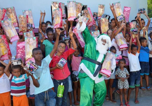 Papai Noel Verde leva magia, alegria e mensagem de preservação ambiental ao interior da Bahia
